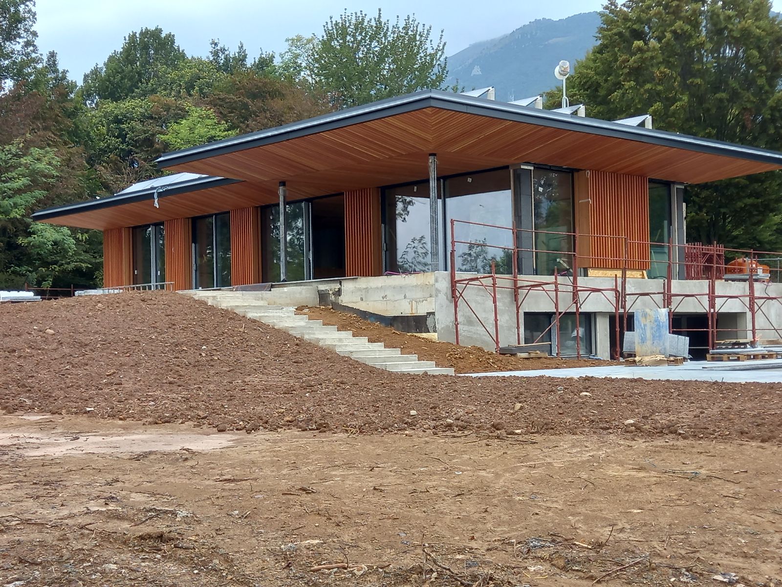 Una nostra villa privata con facciata e soffitto in legno, ai piedi dei monti